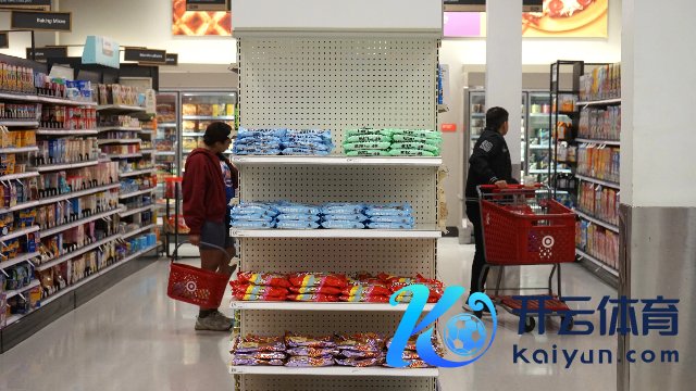 奢华者在好意思国加州洛杉矶县的一家商店内购物 （起原：新华社）